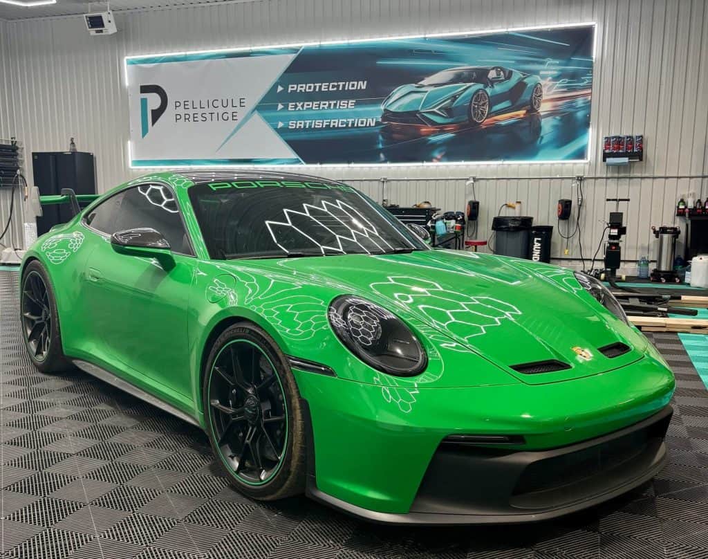 Traitement nano-céramique sur une voiture verte.